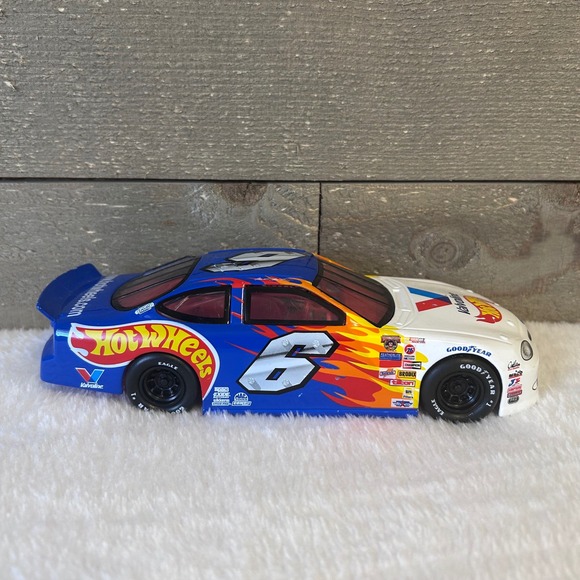 Hot Wheels NASCAR Car Number 6 Mark Martin 1:24 Valvoline Ford Taurus - Picture 9 of 9